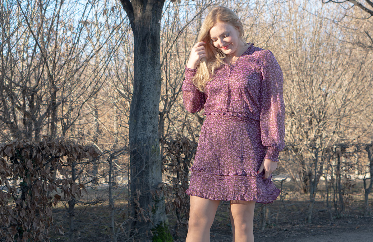 Winter-Trend-2022-Teddy-Mantel-und-Chelsea-Boots-kleid-detail-mit-haare
