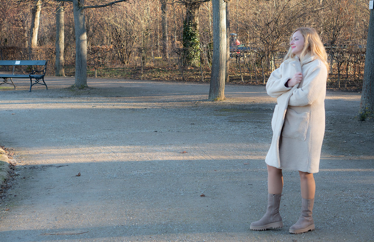 Winter-Trend-2022-Teddy-Mantel-und-Chelsea-Boots-kuscheljacke