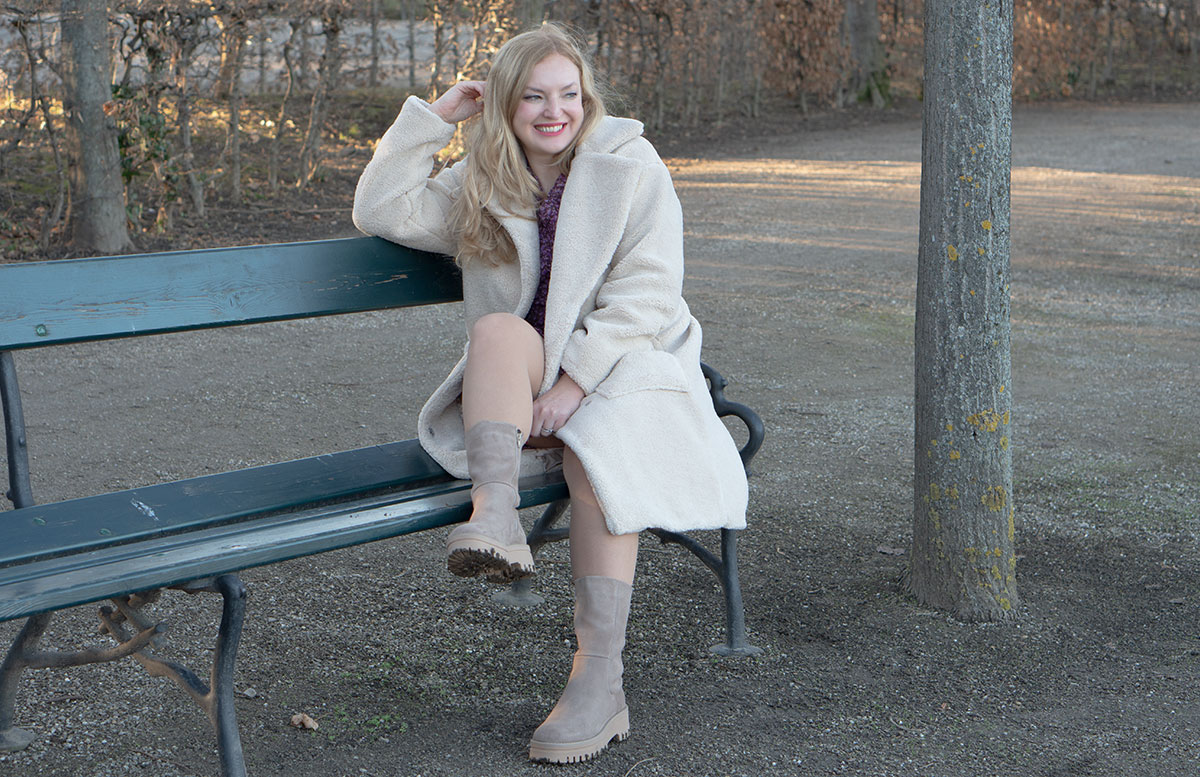 Winter-Trend-2022-Teddy-Mantel-und-Chelsea-Boots-lächelnd