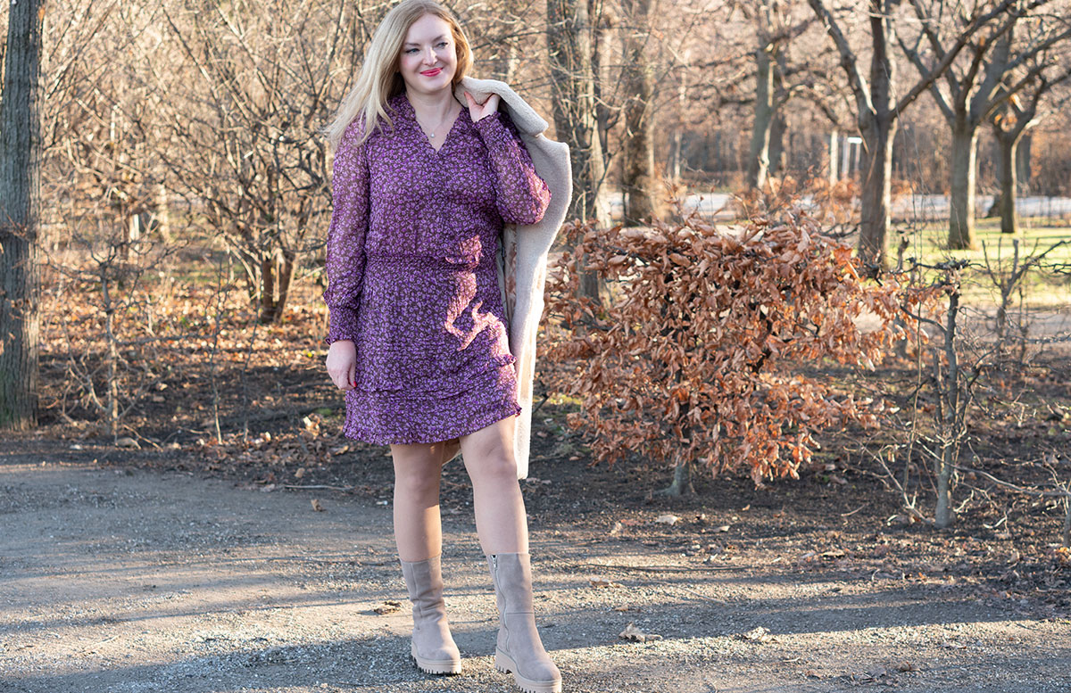 Winter-Trend-2022-Teddy-Mantel-und-Chelsea-Boots-mantel-über-schulter