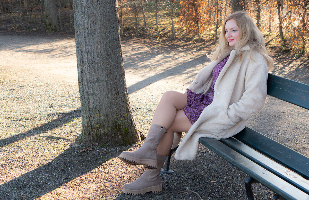 Winter-Trend-2022-Teddy-Mantel-und-Chelsea-Boots-parkbank-2