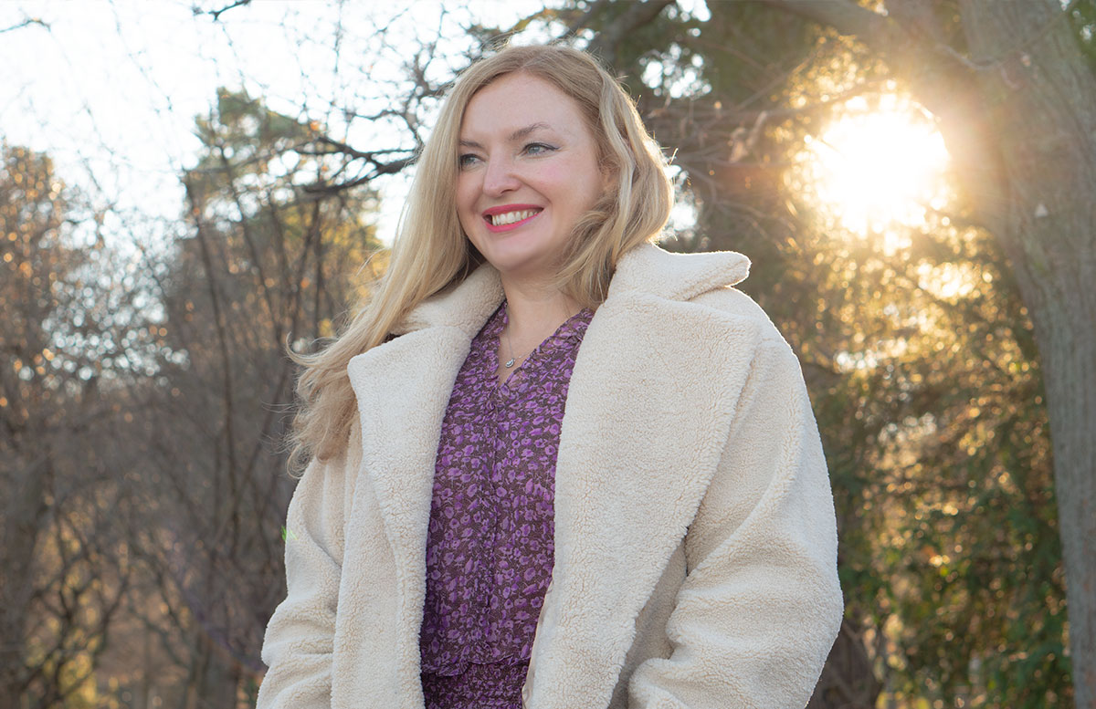 Winter-Trend-2022-Teddy-Mantel-und-Chelsea-Boots-sonne-im-hintergrund