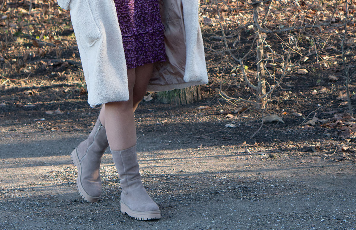 Winter-Trend-2022-Teddy-Mantel-und-Chelsea-Boots-unten-detail