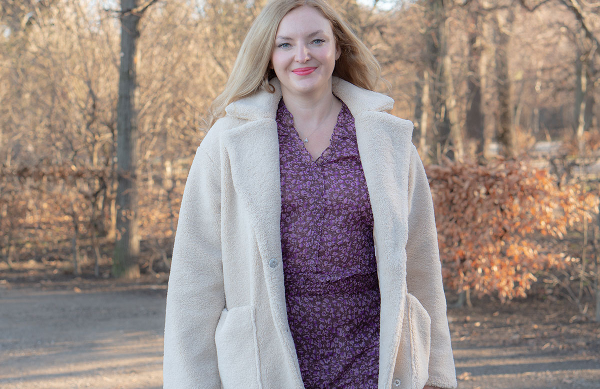 Winter-Trend-2022-Teddy-Mantel-und-Chelsea-Boots-vicky-blick-nach-vorne