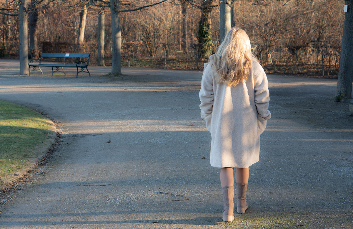 Winter-Trend-2022-Teddy-Mantel-und-Chelsea-Boots-von-hinten