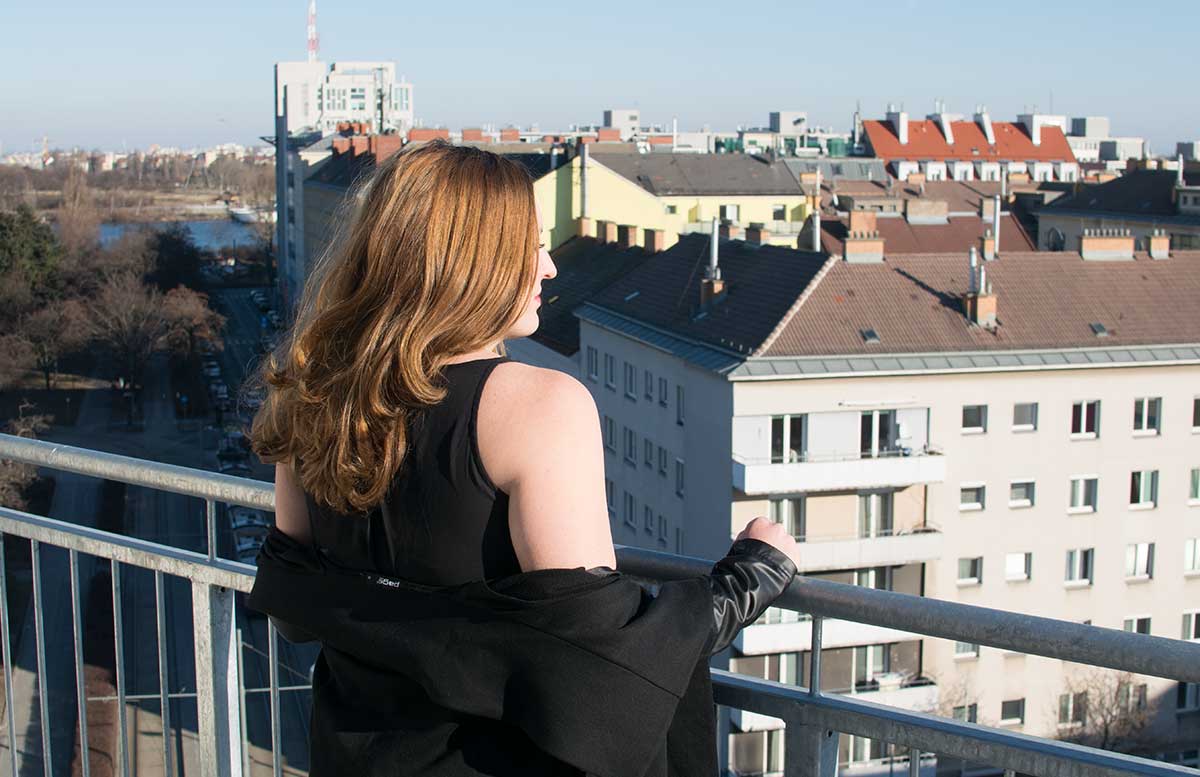 winterliches-outfit-auf-der-dachterrasse-blick-zur-donau