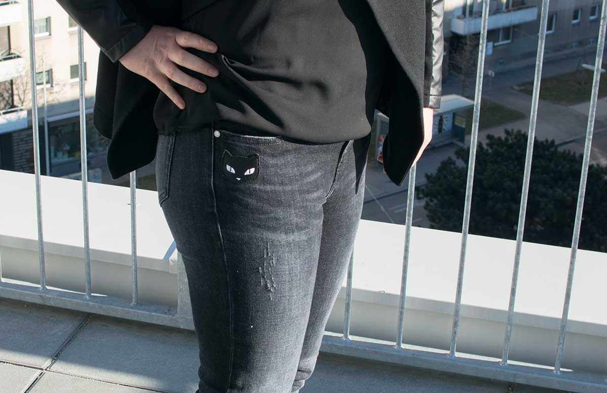 winterliches-outfit-auf-der-dachterrasse-details-jeans-lagerfeld