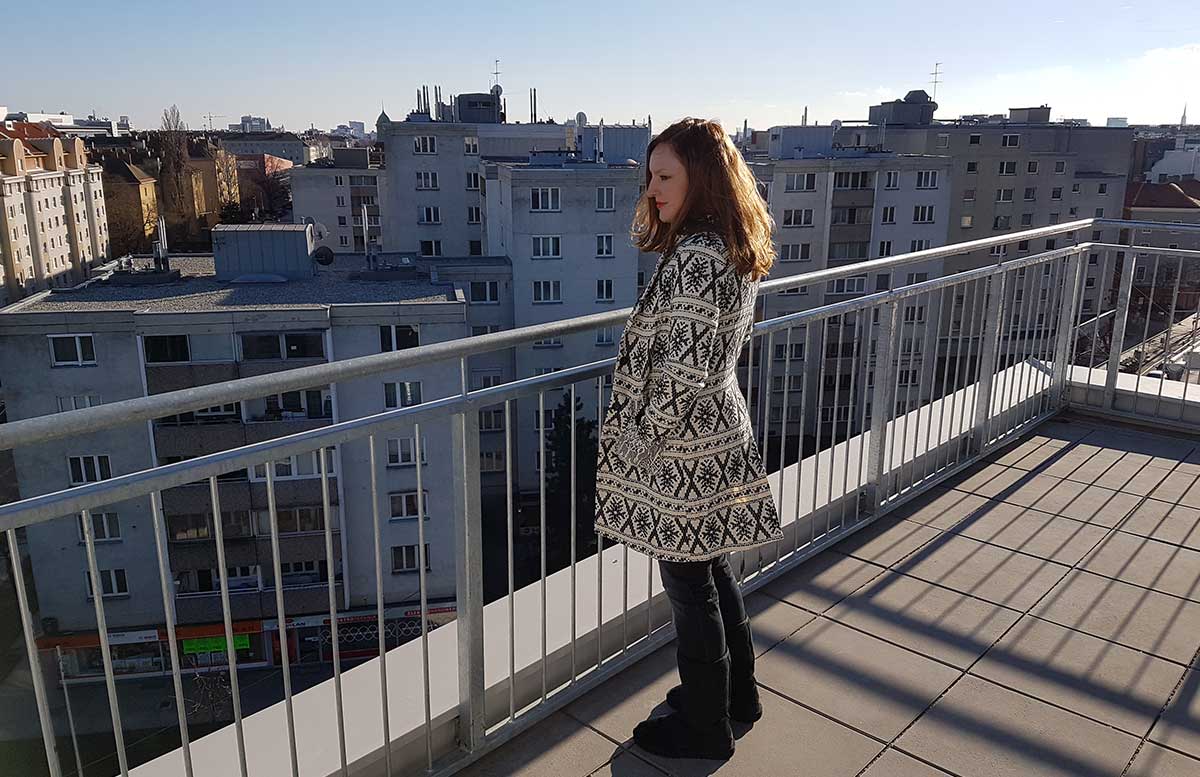 winterliches-outfit-auf-der-dachterrasse-mantel-desigual-schneemuster
