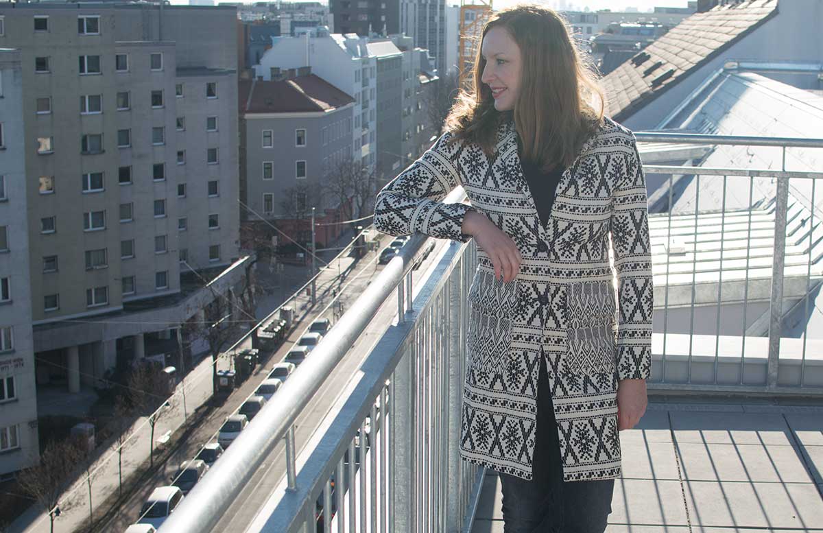 winterliches-outfit-auf-der-dachterrasse-mantel-desigual
