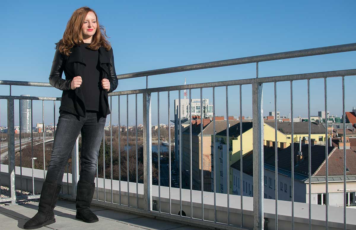 winterliches-outfit-auf-der-dachterrasse-ueber-den-daechern-von-wien