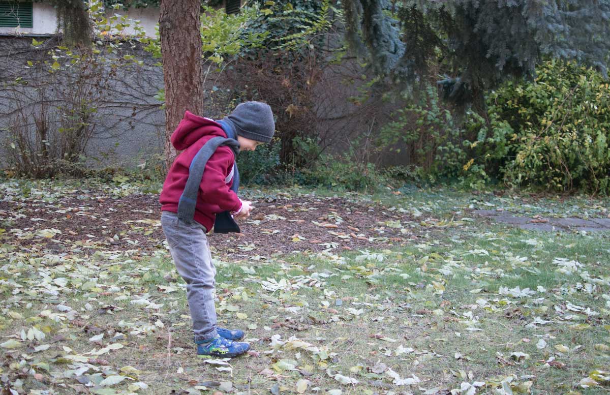 Winteroutfit-von-Bonprix-Kids-am-boden-schauend