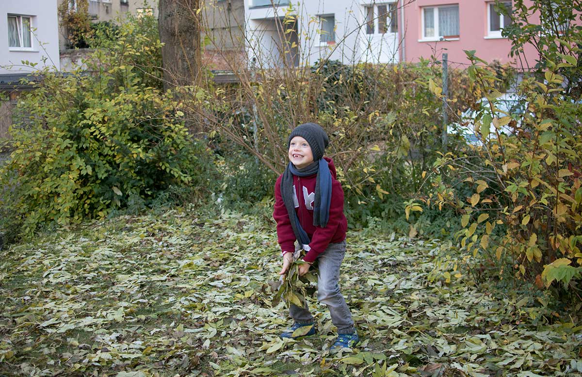 Winteroutfit-von-Bonprix-Kids--blätter-in-die-luft-werfen