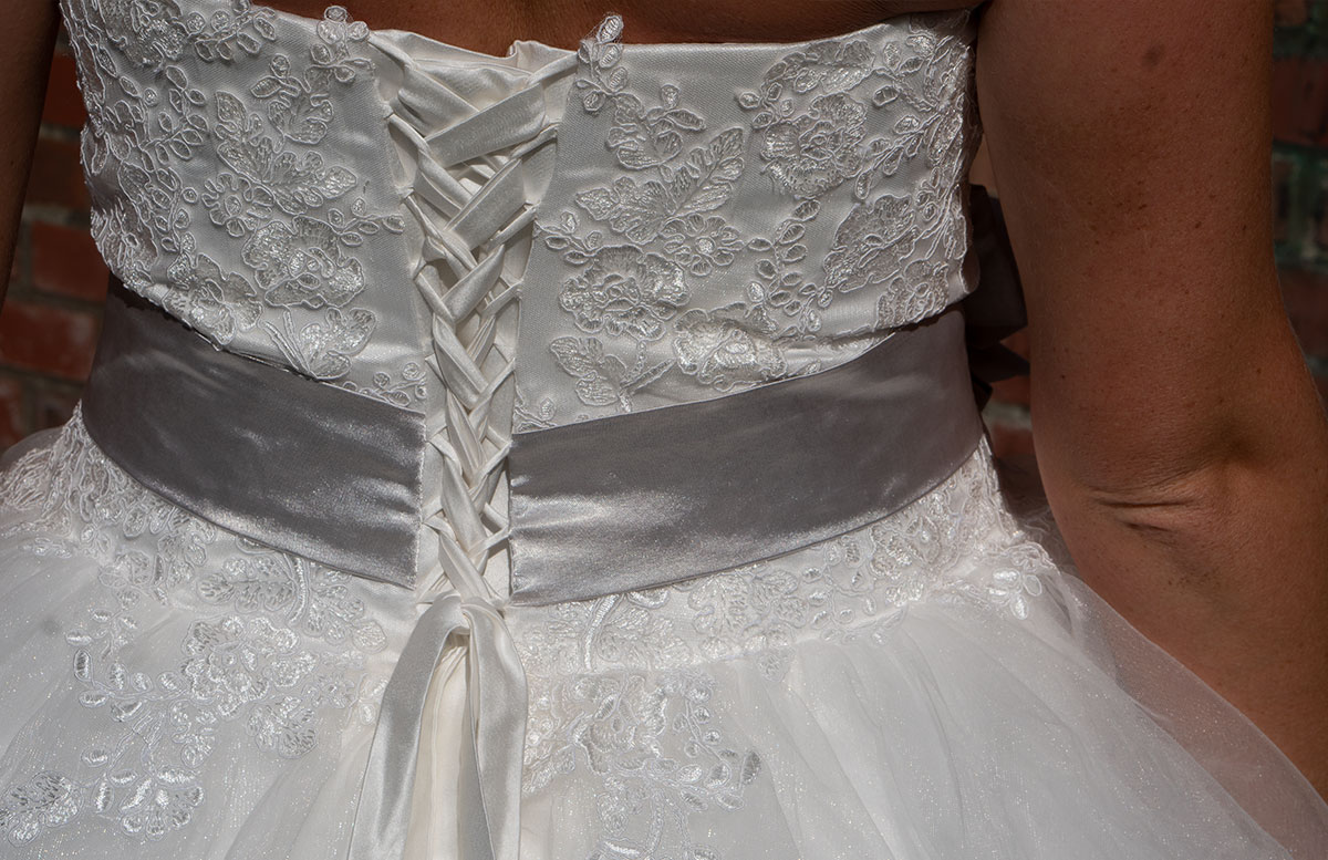 Wir-werden-heiraten-Wo-kaufe-ich-nur-mein-Brautkleid-rücken