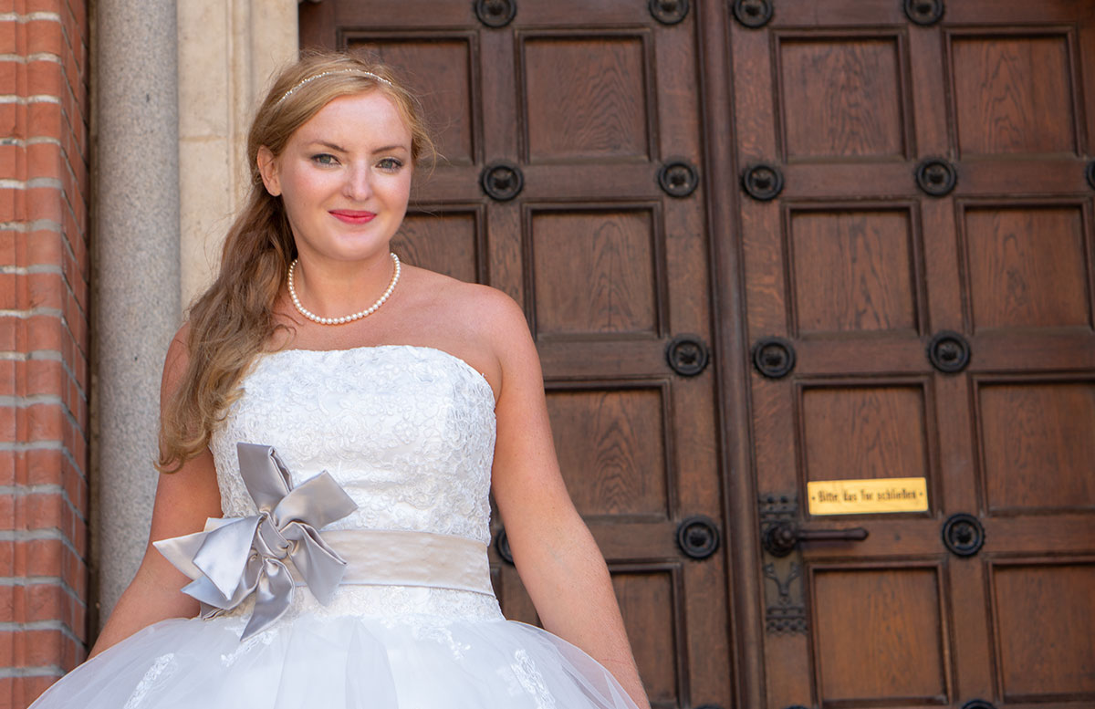 Wir-werden-heiraten-Wo-kaufe-ich-nur-mein-Brautkleid-vicky-portrait