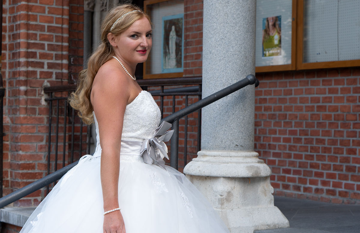 Wir-werden-heiraten-Wo-kaufe-ich-nur-mein-Brautkleid-vicky-von-der-seite