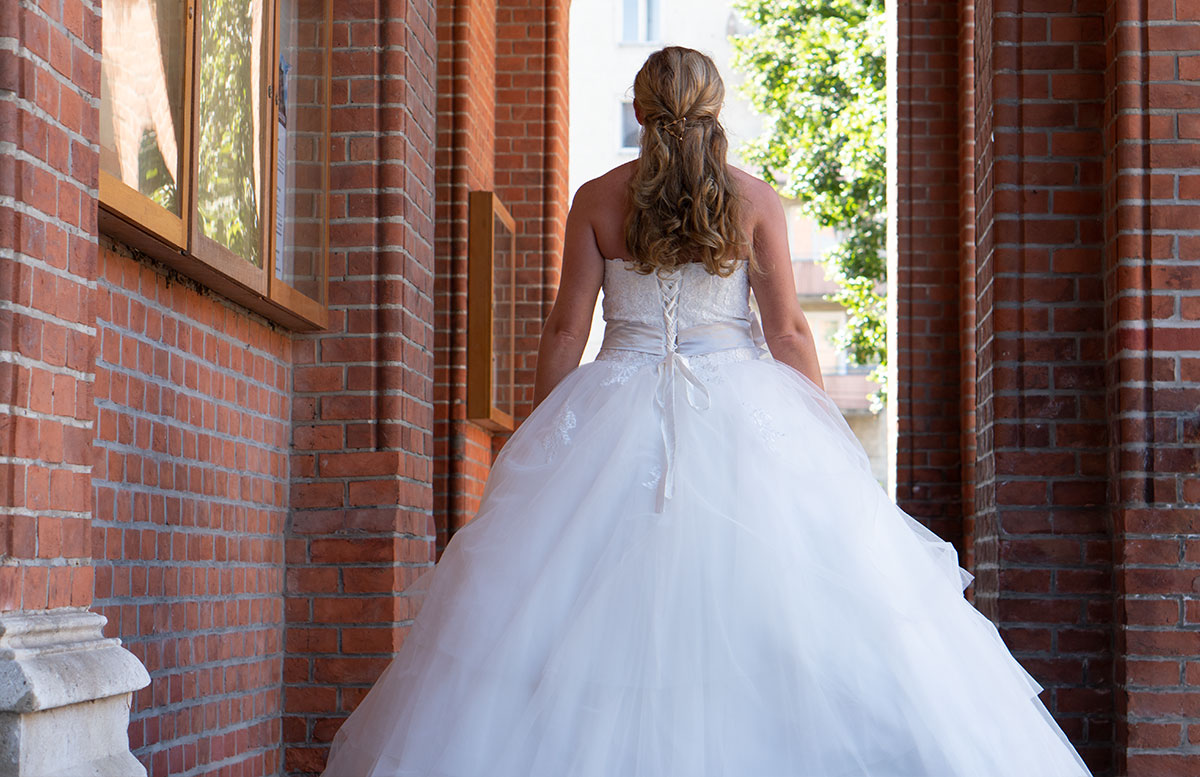 Wir-werden-heiraten-Wo-kaufe-ich-nur-mein-Brautkleid-vicky-von-hinten-groß