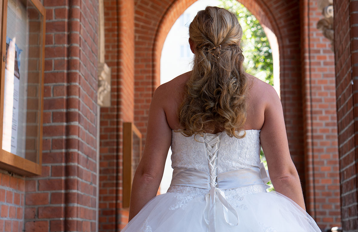 Wir-werden-heiraten-Wo-kaufe-ich-nur-mein-Brautkleid-vicky-von-hinten