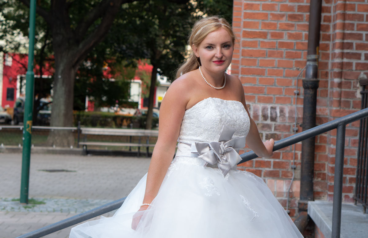 Wir-werden-heiraten-Wo-kaufe-ich-nur-mein-Brautkleid-vicky-von-vorne-brautkleid-schleife