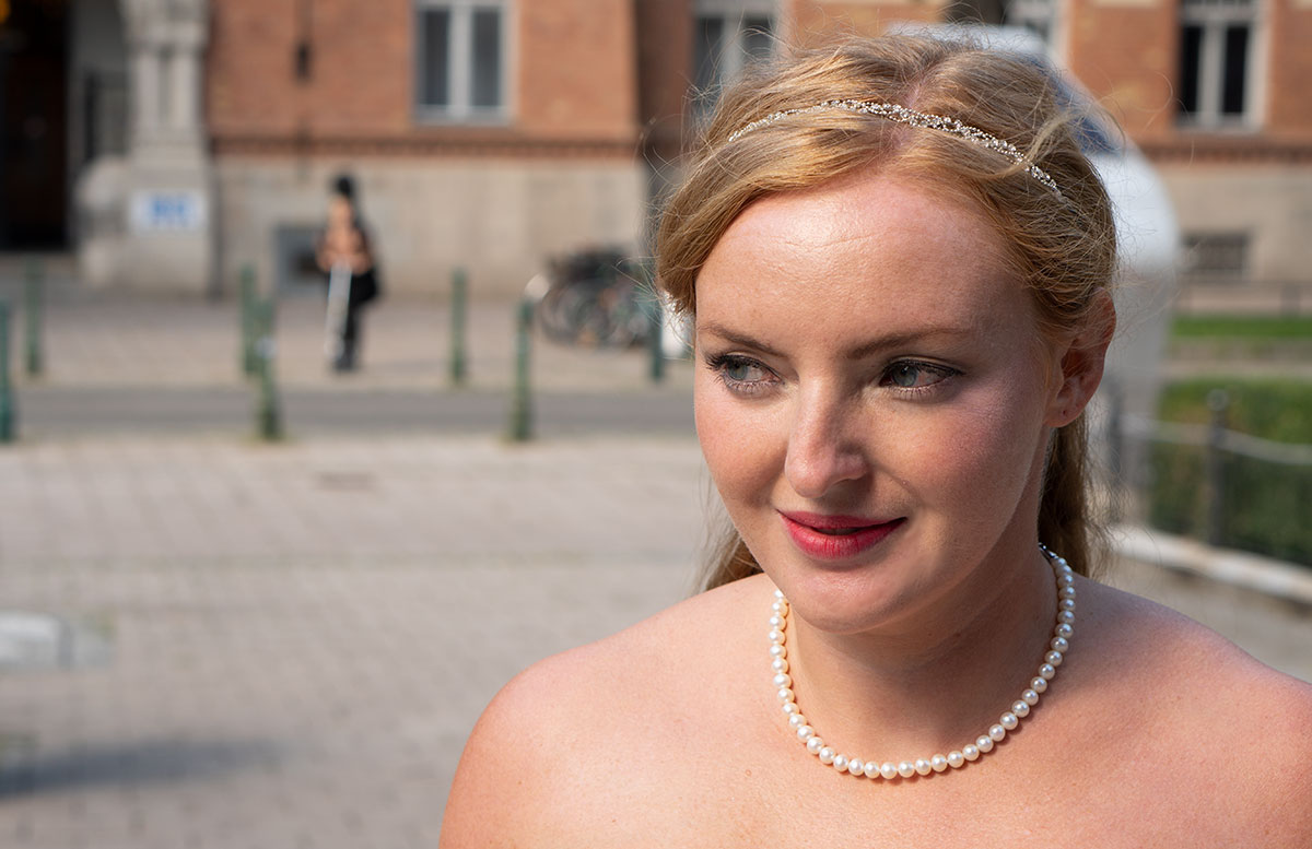 Wir-werden-heiraten-Wo-kaufe-ich-nur-mein-Brautkleid-vicky-von-vorne-portrait-detail