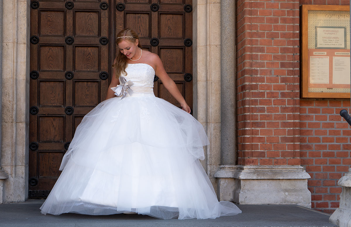 Wir-werden-heiraten-Wo-kaufe-ich-nur-mein-Brautkleid-vicky-von-vorne-reifrock
