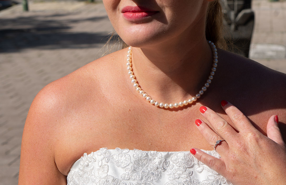 Wir-werden-heiraten-Wo-kaufe-ich-nur-mein-Brautkleid-vicky-von-vorne-ring-detail