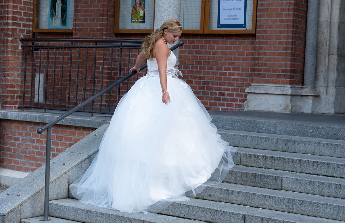 Wir-werden-heiraten-Wo-kaufe-ich-nur-mein-Brautkleid-vicky-von-vorne-ring-tüllschichten