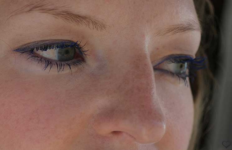 Yves-Saint-Laurent-Mascara-Vinyl-Couture-und-Eyeliner-Dessin-du-Regard-look-seitklich
