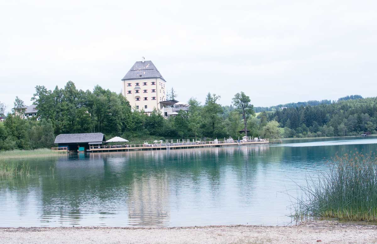 Zillenschifffahrt am Fuschlsee und das Schloss Fuschl fuschlerin blick auf see das schloss