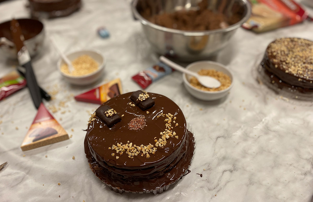 Zu-Besuch-bei-Heindl-im-Schokomuseum-Wien-fertige-torte-oblatten