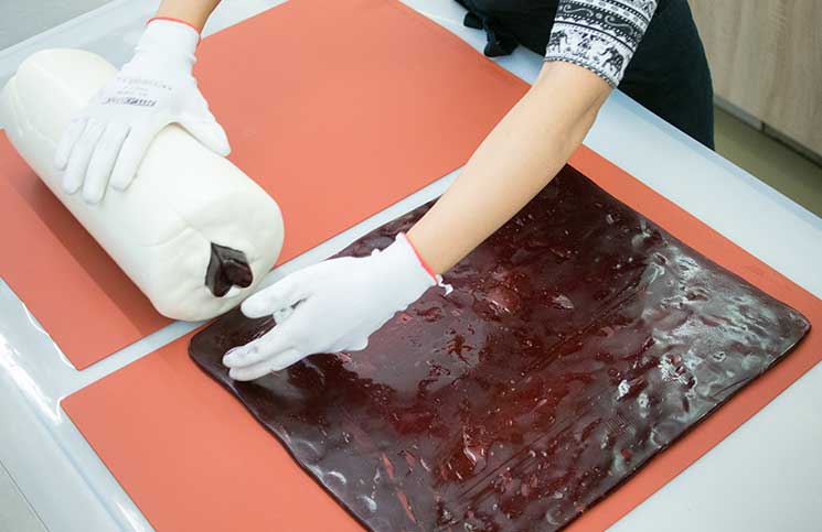 zu-besuch-in-der-zuckerlwerkstatt-wien-masse-drehen