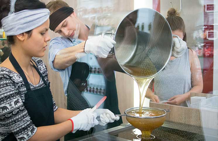 Zu-Besuch-in-der-Zuckerlwerkstatt-Wien-sirup-gießen