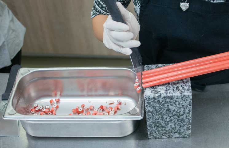 zu-besuch-in-der-zuckerlwerkstatt-wien-zuckerl-hacken
