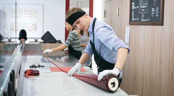 Zu Besuch in der Zuckerlwerkstatt Wien Zu-Besuch-in-der-Zuckerlwerkstatt-Wien-zuckerl-ziehen