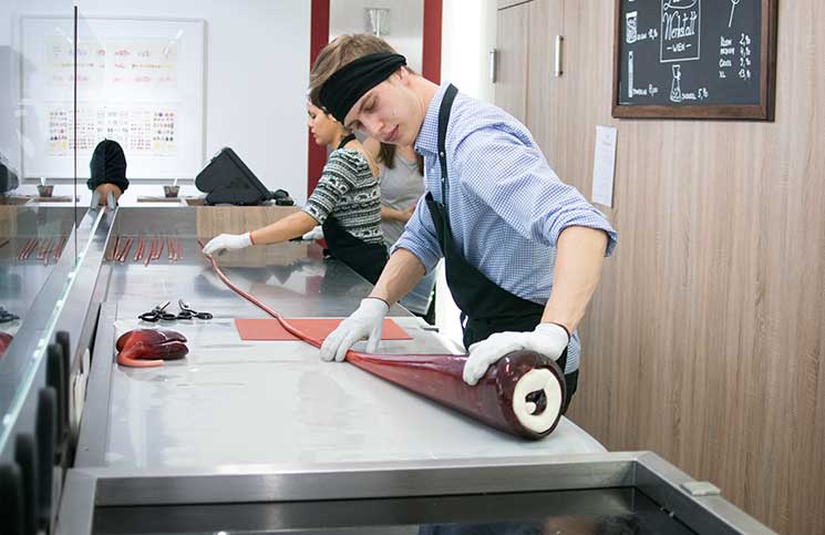 Zu-Besuch-in-der-Zuckerlwerkstatt-Wien-zuckerl-ziehen