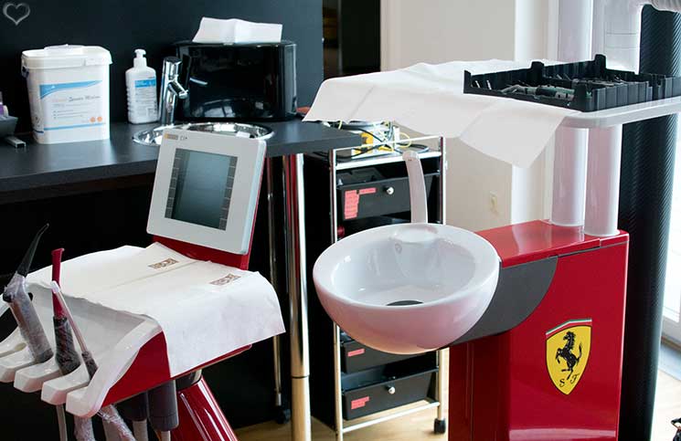 Zähne-bleachen-endlich-weiße-Zähne-zahnarztpraxis-ferrari-stuhl