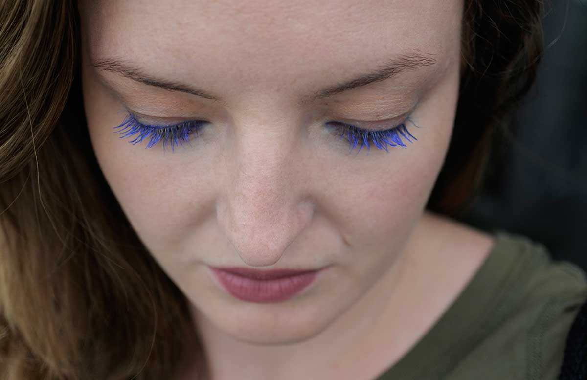 Blue velvet summer look mit Isadora wimpern blau