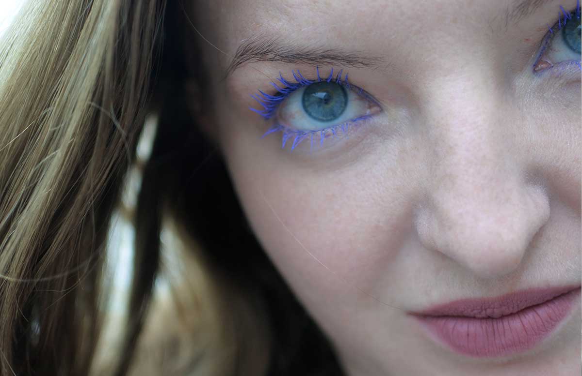 Blue velvet summer look mit Isadora wimpern blau produkte offener blick