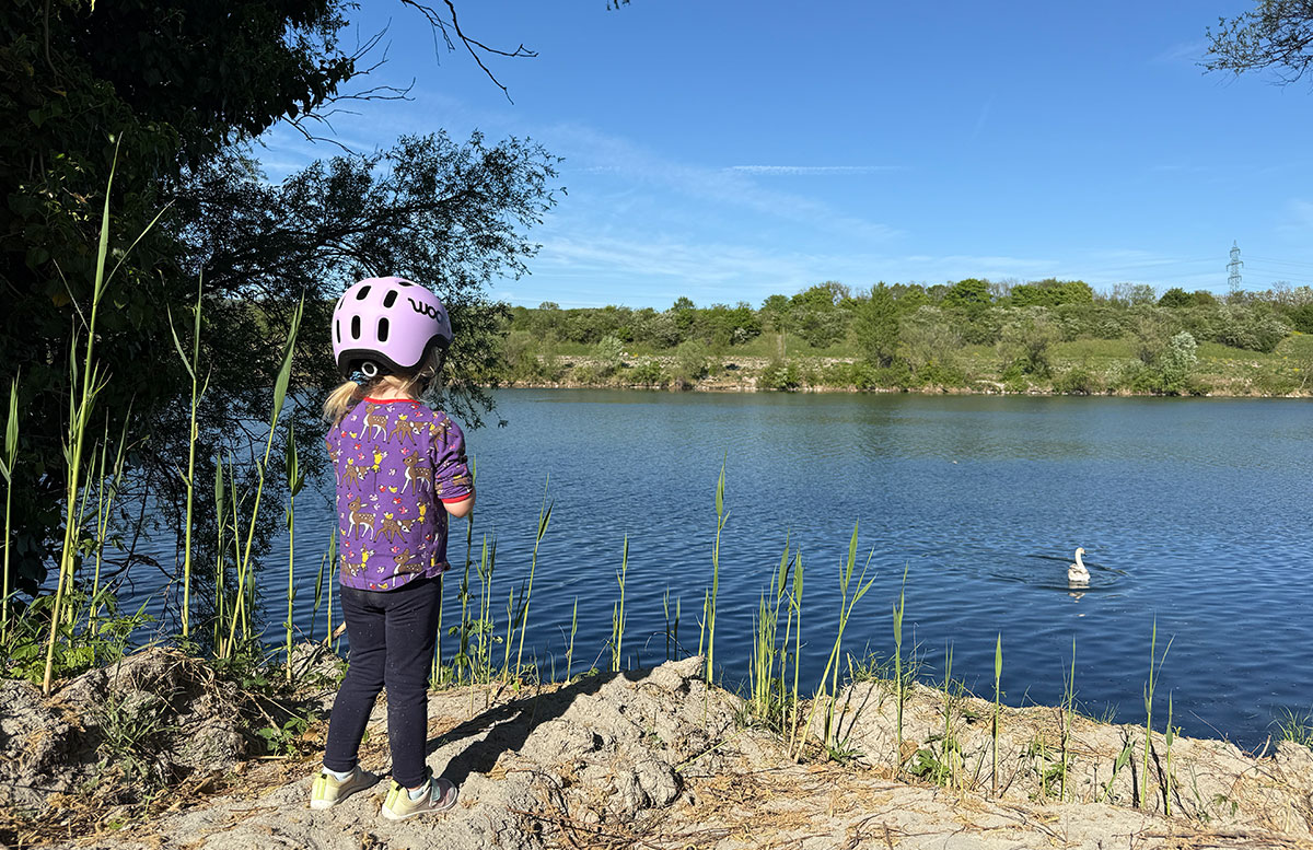 fahrradfahren-beim-wasser-stehen