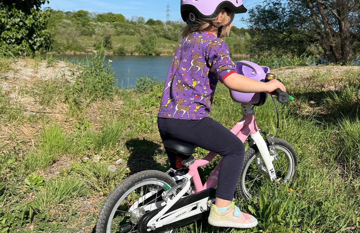 fahrradfahren-durch-das-gras-beim-wasser