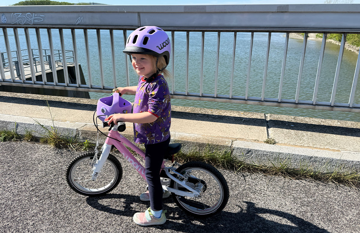 fahrradfahren-lilly-bei-wasser