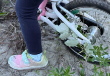 Der Moment, in dem sie einfach losgefahren ist fahrradfahren--lilly-schuhe-detail