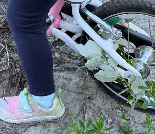 Der Moment, in dem sie einfach losgefahren ist fahrradfahren--lilly-schuhe-detail