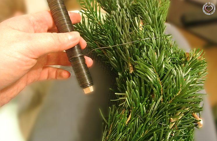 kranz-halten-und-binden-adventkranz