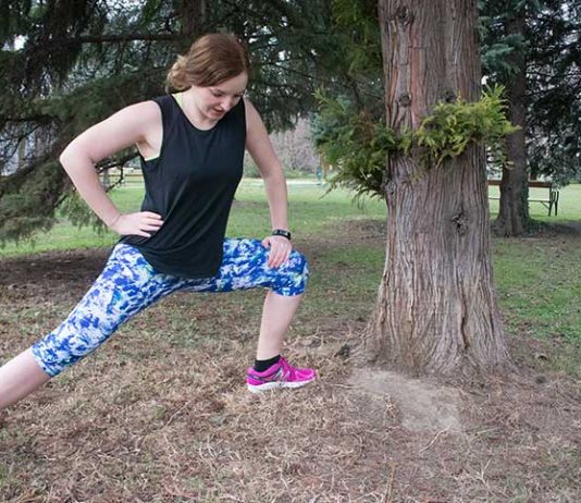 Die Schwangerschaftskilos müssen weg laufen-im-Frühling-dehnen-tchibo-outfit