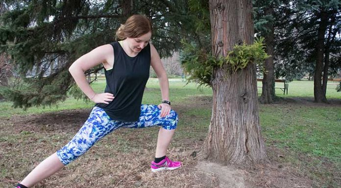 Die Schwangerschaftskilos müssen weg laufen-im-Frühling-dehnen-tchibo-outfit