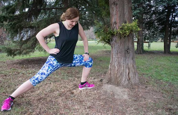 Die Schwangerschaftskilos müssen weg laufen-im-Frühling-dehnen-tchibo-outfit