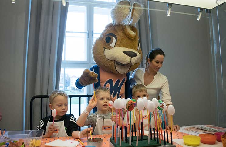 manner-osterfest-beim-ostereier-bemalen