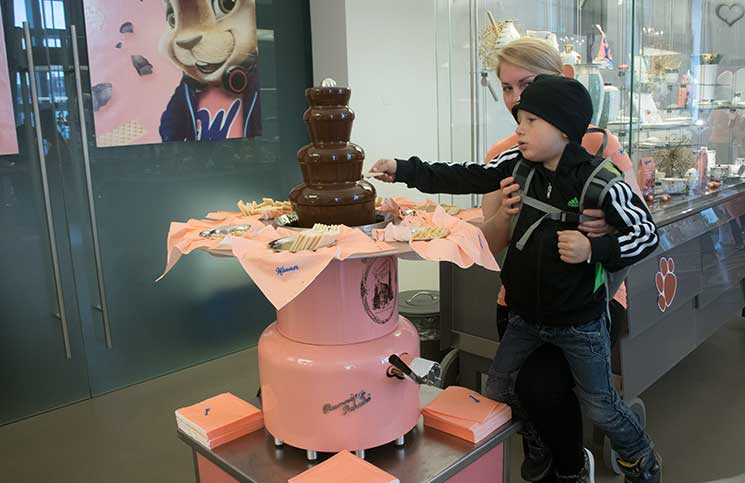 manner-osterfest-der-manner-schokobrunnen