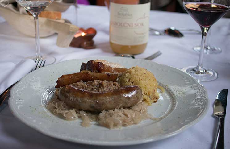 reise-nach-konjice-bratwurst-mittagessen-gastuz