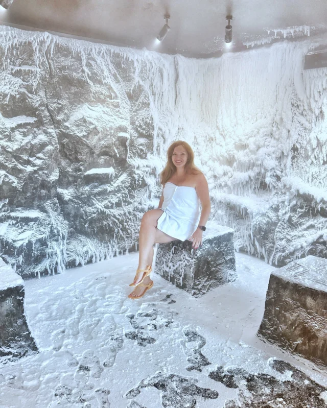 Der Aufenthalt in der @ferienwelt.kesselgrub war wirklich traumhaft und kann ich euch sehr empfehlen. 🏞️ Egal ob als Familie oder als Paar. 💕 Im Hotel gibt es nämlich auch einen Adults only Bereich mit Outdoor Whirlpool und eigenem Schneeraum. ❄️ So etwas cooles hab ich noch nie gesehen! 🤩 Wollt Ihr weitere Infos zum Hotel? Dann kommentiert mit Kesselgrub und ich schick euch den Link zum Blogartikel 🏨 

#kesselgrubsferienwelt #kesselgrub #urlaubinsalzburg #salzburgerland #urlaubmitkindern #reiseblogger_at 
Werbung